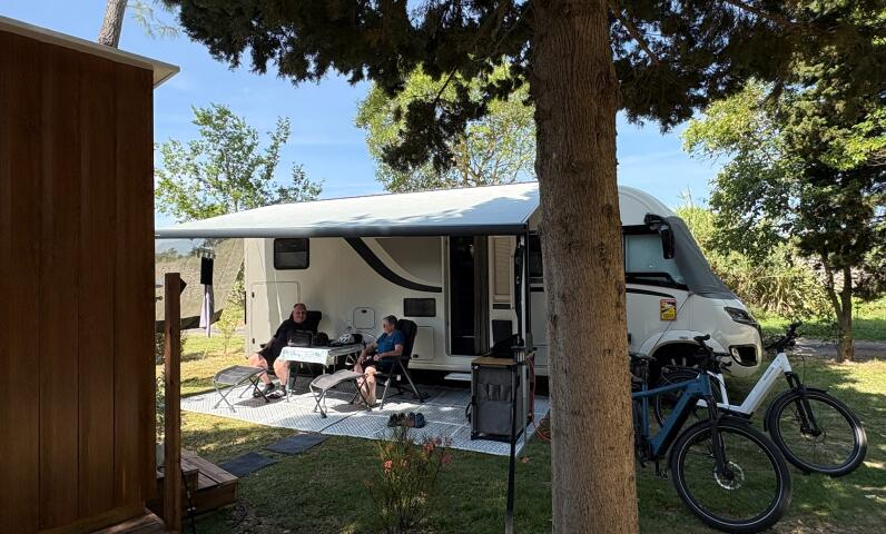 Campingstellplatz für ein Wohnmobil gegenüber den eigenen Sanitäranlagen