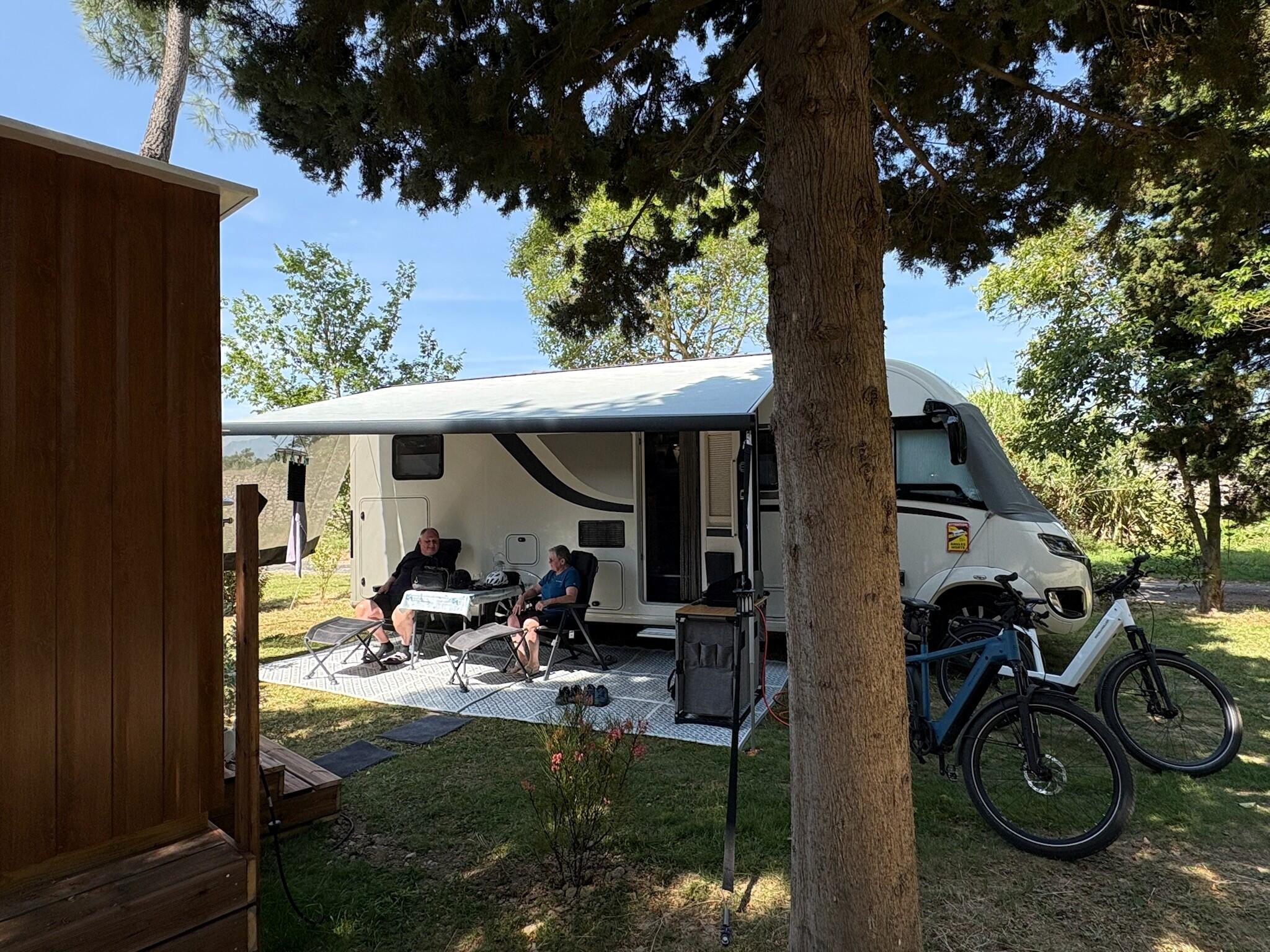 Emplacement Camping avce camping car face au sanitaire individuel