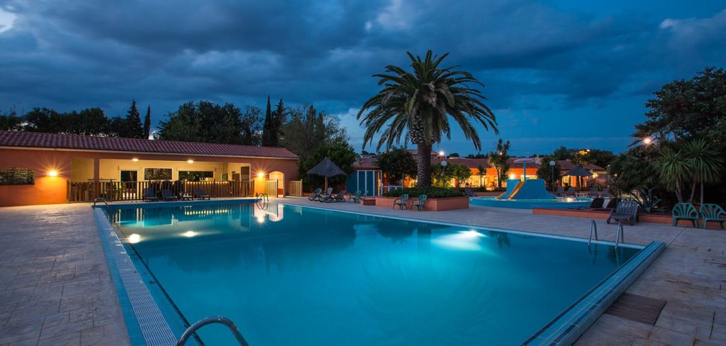 Piscine nuit du camping 4* Ma Prairie Pyrennées orientales