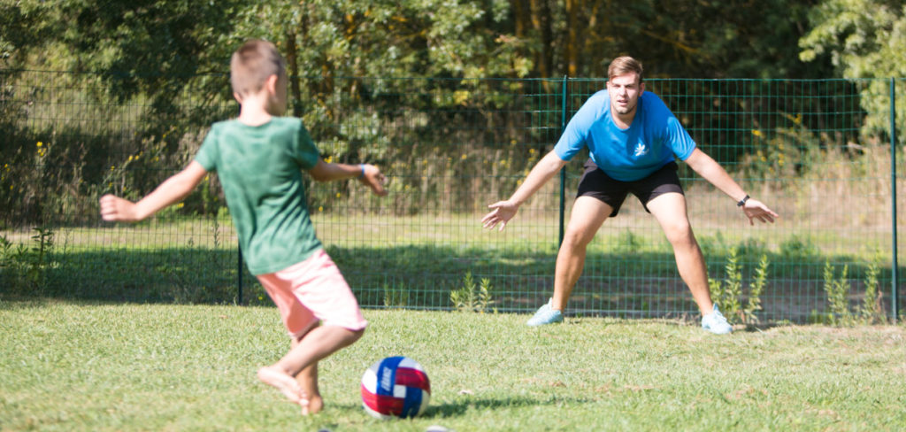 Camping avec terrain de foot en Méditerranée