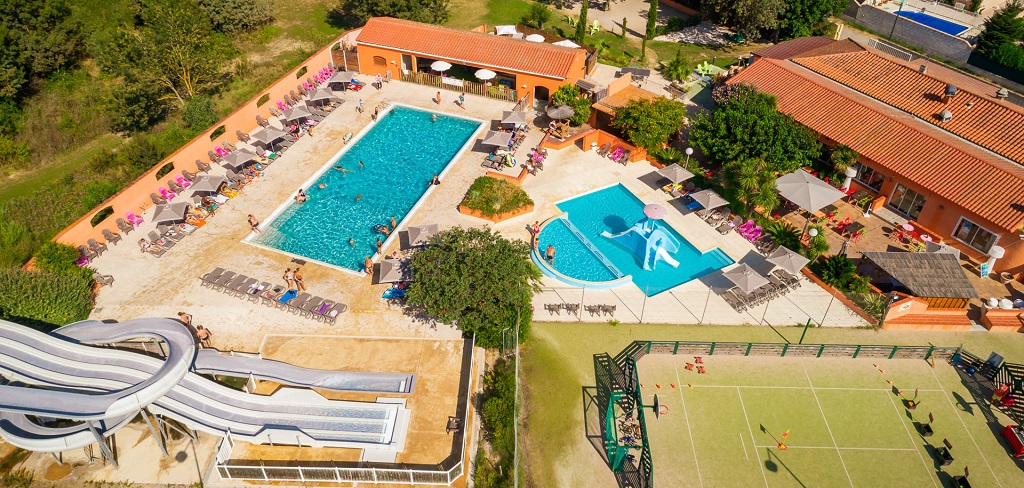 Camping avec piscine - vue aèrienne