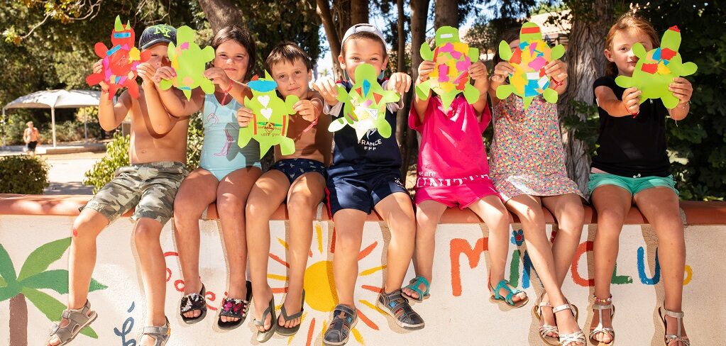 Enfants heureux dans le Camping Ma Prairie à Canet en Roussillon